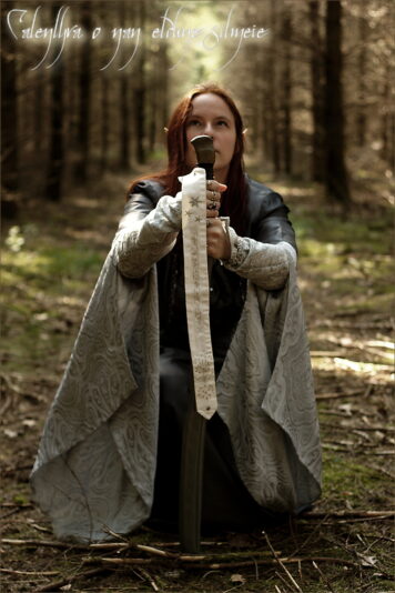 Calenlyra_mit_Schwert02